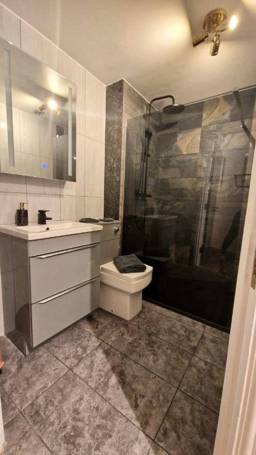 Two Bed Apartment With Balcony Slough,Windsor,Legoland Ngoại thất bức ảnh