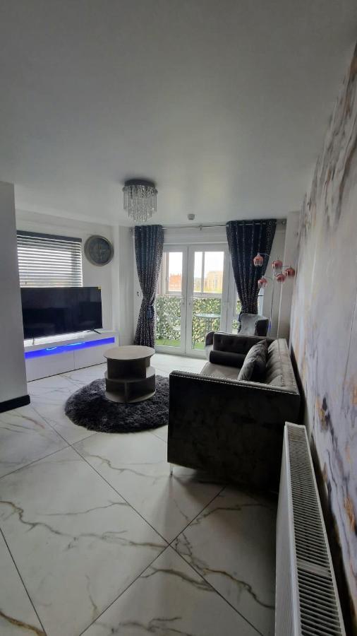 Two Bed Apartment With Balcony Slough,Windsor,Legoland Ngoại thất bức ảnh